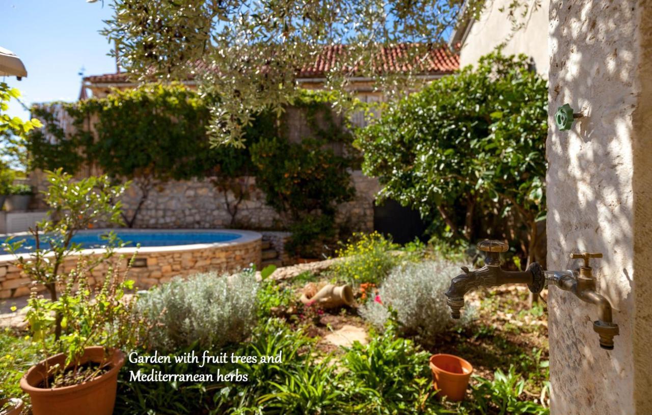 Villa Vicina Heritage Villa For 9,Milna - Close To Restaurants And Shops Exterior foto
