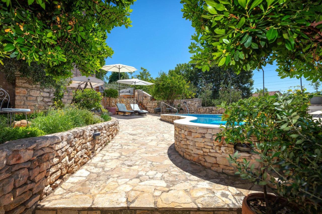 Villa Vicina Heritage Villa For 9,Milna - Close To Restaurants And Shops Exterior foto
